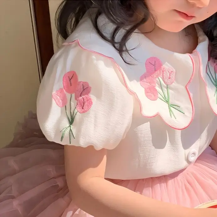 Блузка для девочек 2023, Весенняя новая детская рубашка с кукольным воротником и вышивкой в цветочек, универсальная, милая, однотонная, с коротким рукавом