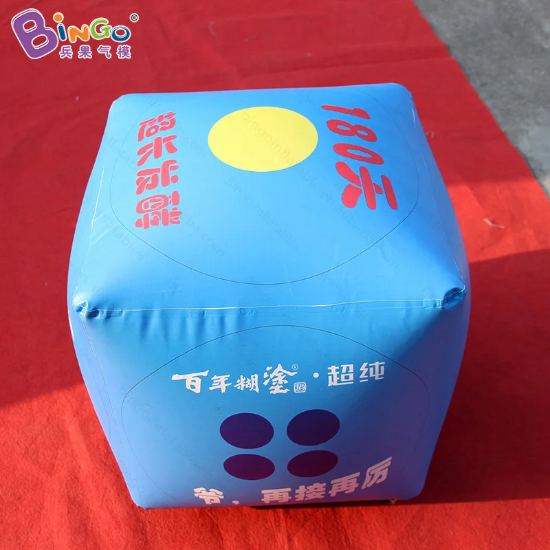 Индивидуальные синие надувные кубики 0,4x0,4x0,4 метра для продажи / потолочный подвесной шар для игры в кости для демонстрации игрушек